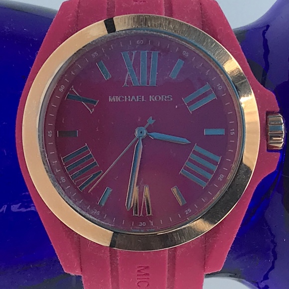 NWOT Michael Kors Women’’s Dark Rose Watch With Rubber Wristband - Picture 10 of 14
